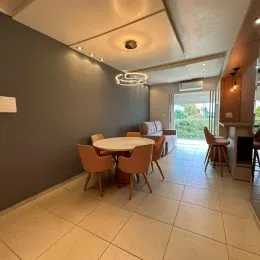 Sala de estar com piso de cerâmica e móveis.