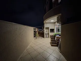 Vista externa de um pátio e fachada de um imóvel em Lajeado.