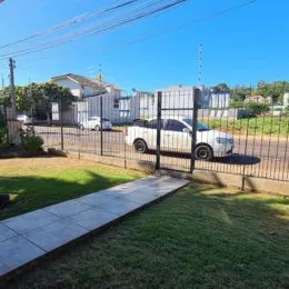 Vista externa da propriedade mostrando gramado e cerca em Lajeado.