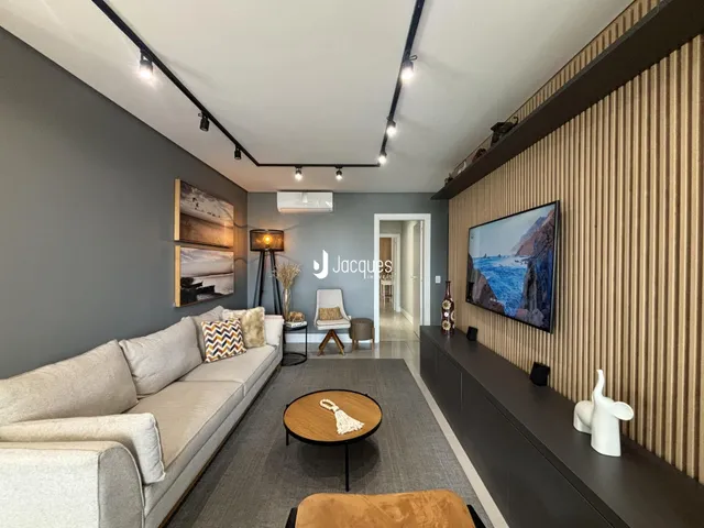 Sala de estar moderna com sofá e decoração em tons neutros.