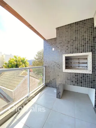 Vista da fachada de um imóvel em Lajeado, Brasil, com parede de azulejos e grade de segurança.