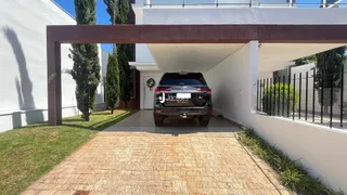 Fachada de uma residência com entrada coberta e jardim em Lajeado, Brasil.