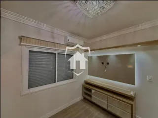 Uma sala de estar interna com moldura de teto e janela.