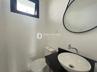 Foto de um banheiro com vaso sanitário e pia.