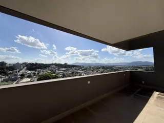Vista panorâmica da paisagem urbana e montanhosa de Lajeado.