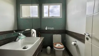 Foto de um banheiro com pia e vaso sanitário em Lajeado.