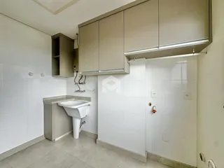 Foto de um banheiro com revestimento branco e bancada.