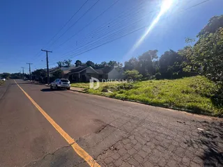 A fachada de uma residência em Lajeado, Brasil, é vista ao lado de uma estrada rural.