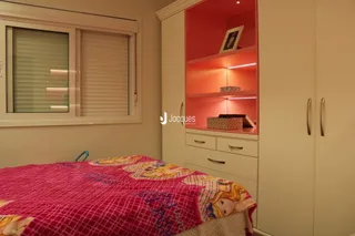 Quarto com cama e janela de madeira.