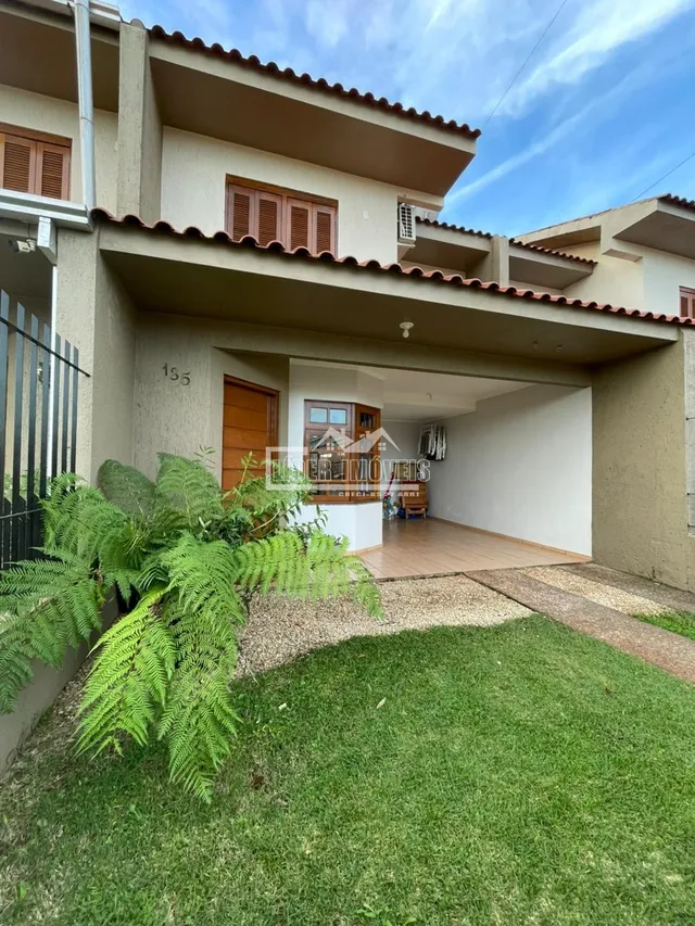 Fachada de uma residência em Lajeado, Brasil com jardim gramado.