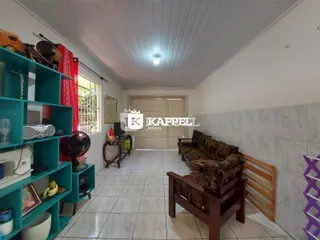 Esta é uma sala de estar com sofá e estantes de cor turquesa.