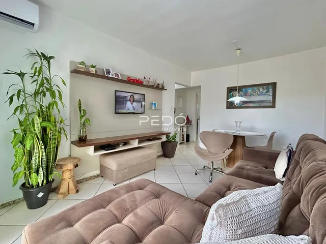 Sala de estar com sofá e decoração em um imóvel no Brasil.
