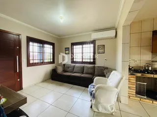 Sala de estar com sofá e poltronas em ambiente interno.
