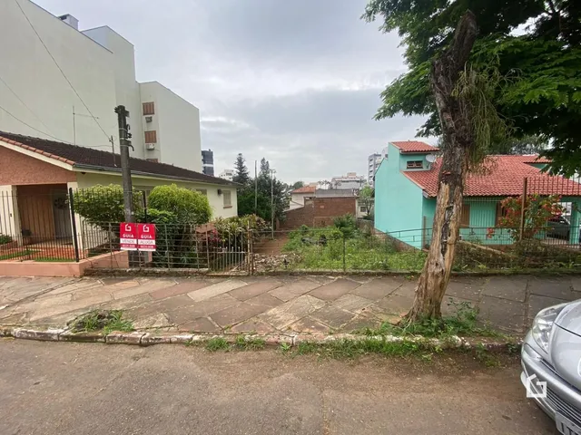 Fachada de uma residência em Lajeado, Brasil, com cerca e vegetação na frente.