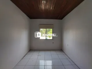 Ambiente interno de um cômodo com piso de cerâmica e teto de madeira.