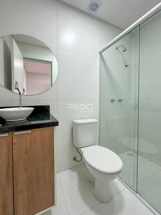 Foto de um banheiro moderno com box de vidro.
