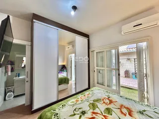 Quarto com armário de espelho e acesso ao quintal