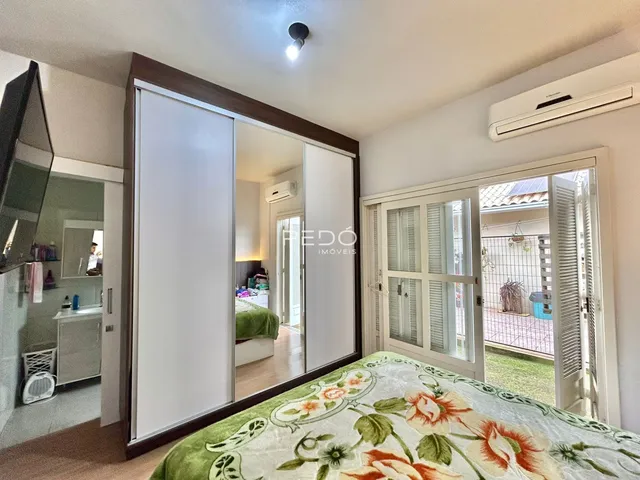 Quarto com armário de espelho e acesso ao quintal