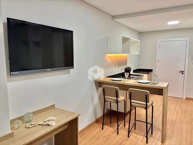 Foto de uma sala de estar com cozinha em um imóvel.