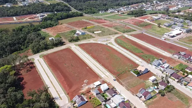 Vista aérea de terras agrícolas e áreas residenciais em Lajeado, Brasil.