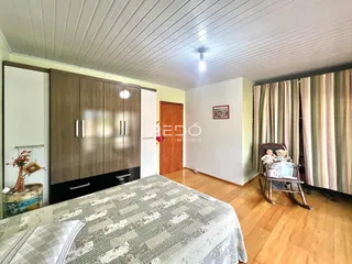 Quarto com armários em madeira e piso de madeira.