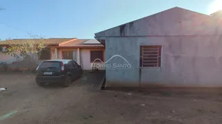 Fachada externa de uma residência em Lajeado, Brasil, com um veículo estacionado na frente.