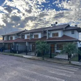 Fachada de uma residência em Lajeado, Brasil, mostrando a estrutura externa e o telhado.