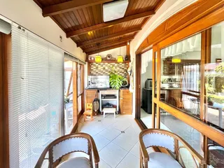 Sala de estar com portas de vidro que dão acesso a uma área externa.
