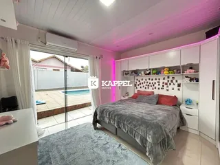 Quarto com cama grande e acesso a uma área externa com piscina.