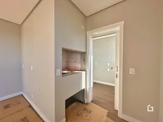 Hall de entrada com parede clara e porta em um ambiente residencial.