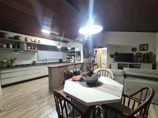 Sala de estar com piso de madeira e móveis de madeira.