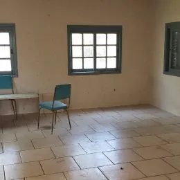 Ambiente interno com piso de cerâmica e janela visível.