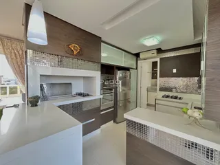 Cozinha moderna com armários e eletrodomésticos de aço inoxidável.