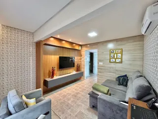Sala de estar moderna com sofá e painel de madeira.