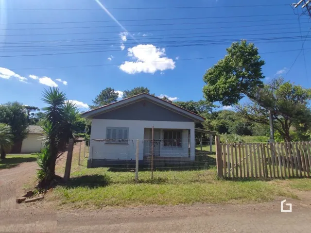 Vista externa de uma casa com cerca de madeira em Lajeado.