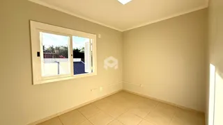 Quarto interno com paredes bege e piso de cerâmica.