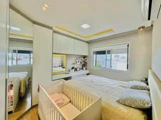 Quarto com cama e armários em um imóvel no Brasil.