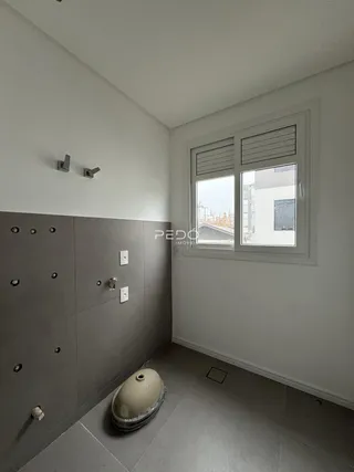 Interior de um corredor com paredes cinzas e um grande armário embutido.