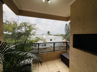 Vista de uma área externa com vegetação a partir de uma varanda.