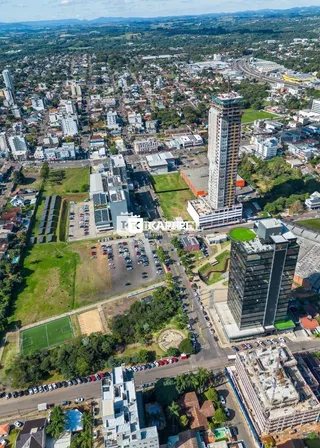 Vista aérea de uma área urbana com edifícios e áreas verdes.