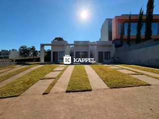 Fachada de uma casa moderna em Lajeado, Brasil, com jardim frontal.