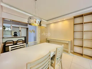 Vista de uma sala de jantar com mesa e cadeiras em um imóvel no Brasil.
