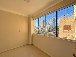 Ambiente interno com grande janela oferecendo vista da cidade.