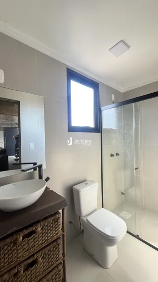 Foto de um banheiro interno com azulejos brancos e box de vidro.
