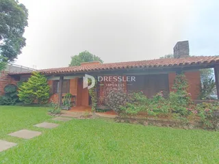 Fachada de casa em Lajeado apresentando um jardim gramado na frente.