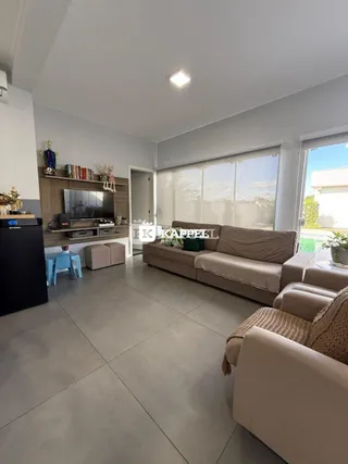 Sala de estar com sofá e televisão.