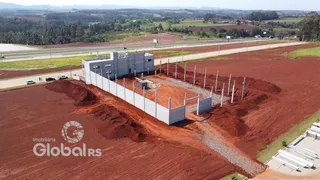Vista aérea de um terreno em Lajeado, Brasil, com estruturas de concreto e terra exposta.