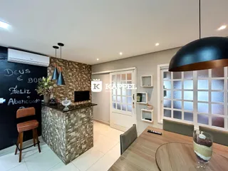 Ambiente interno com balcão e área de estar em um imóvel.