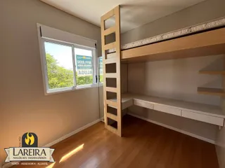 Quarto com piso de madeira e estrutura de madeira embutida.