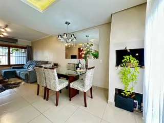Sala de estar com mesa de jantar e lareira em apartamento no Brasil